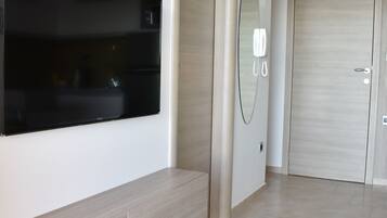 Appartement, 1 lit double et 1 canapé-lit, vue mer | Télévision