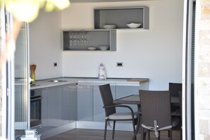 Réfrigérateur, micro-ondes, plaque de cuisson, cafetière/bouilloire