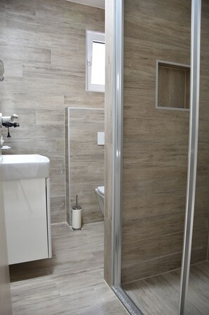 Appartement, 1 lit double et 1 canapé-lit, vue mer | Salle de bain