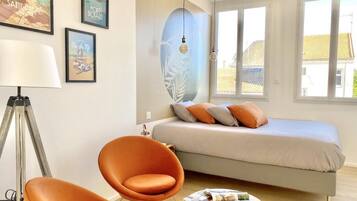 Escriptori, planxa i posts de planxar i un bressol de viatge