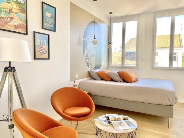 Een bureau, een strijkplank/strijkijzer, reisbedje, gratis wifi