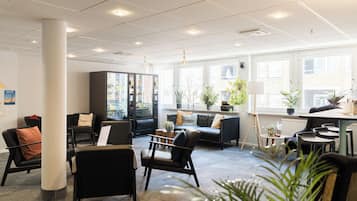 Coin salon dans le hall