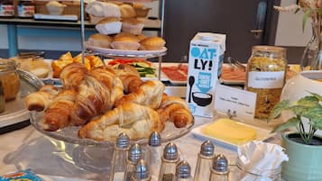Se ofrece un desayuno bufé todos los días (por un coste adicional)
