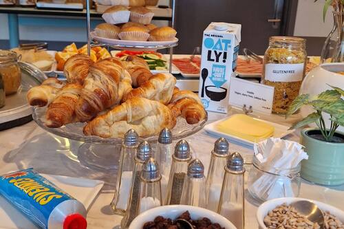 Café da manhã com buffet todos os dias mediante uma taxa