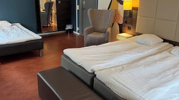 Habitació triple estàndard, 3 llits individuals, bany compartit | Wifi gratuïta i roba de llit