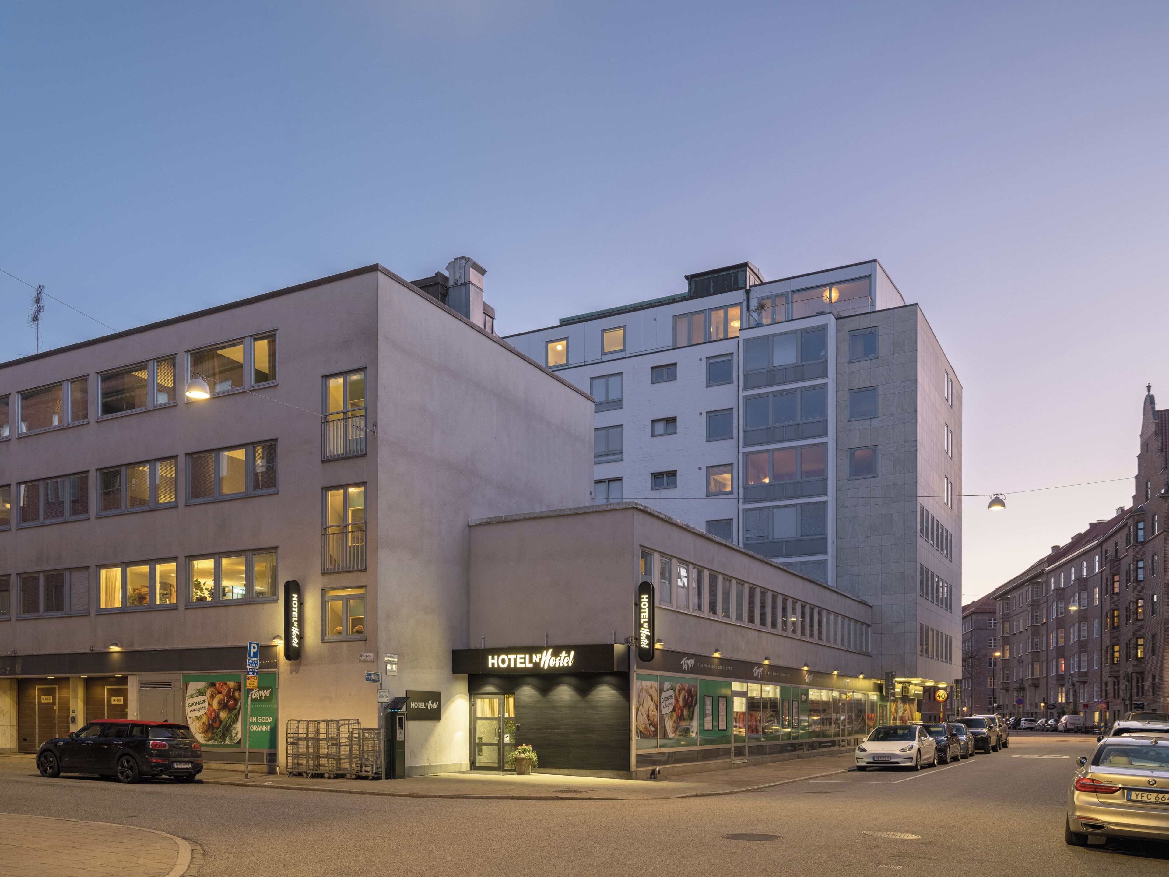 Majoituspaikan julkisivu illalla/yöllä