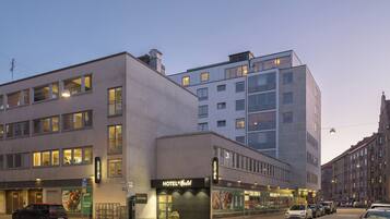 Majoituspaikan julkisivu illalla/yöllä