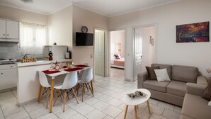 Um apartamento moderno com cozinha, sala de jantar e sala de estar.