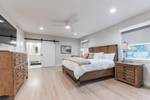 6 bedrooms, desk, iron/ironing board, travel cot