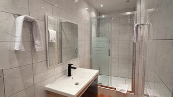 Comfort-Vierbettzimmer, Stadtblick | Badezimmer