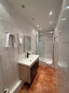 Quadrupla Comfort, vista città | Bagno