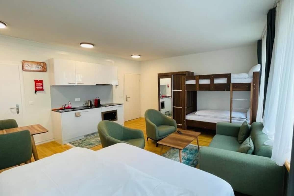 Quarto quádruplo, vista para a cidade | Ferros/tábuas de passar roupa, Wi-Fi de cortesia, roupa de cama