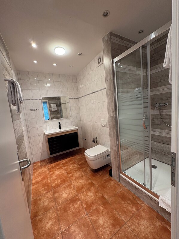 Standard Double Room, City View | Bathroom