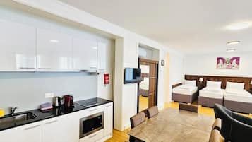 Habitación familiar, vistas a la ciudad | Tabla de planchar con plancha, wifi gratis, ropa de cama