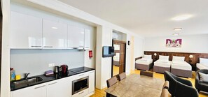 Chambre familiale, vue sur la ville | Fer et planche à repasser, accès au Wi-Fi (inclus), literie fournie
