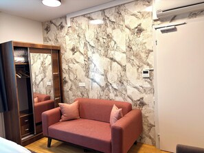 Economy-Doppelzimmer, Blick auf den Innenhof | Bügeleisen/Bügelbrett, kostenloses WLAN, Bettwäsche