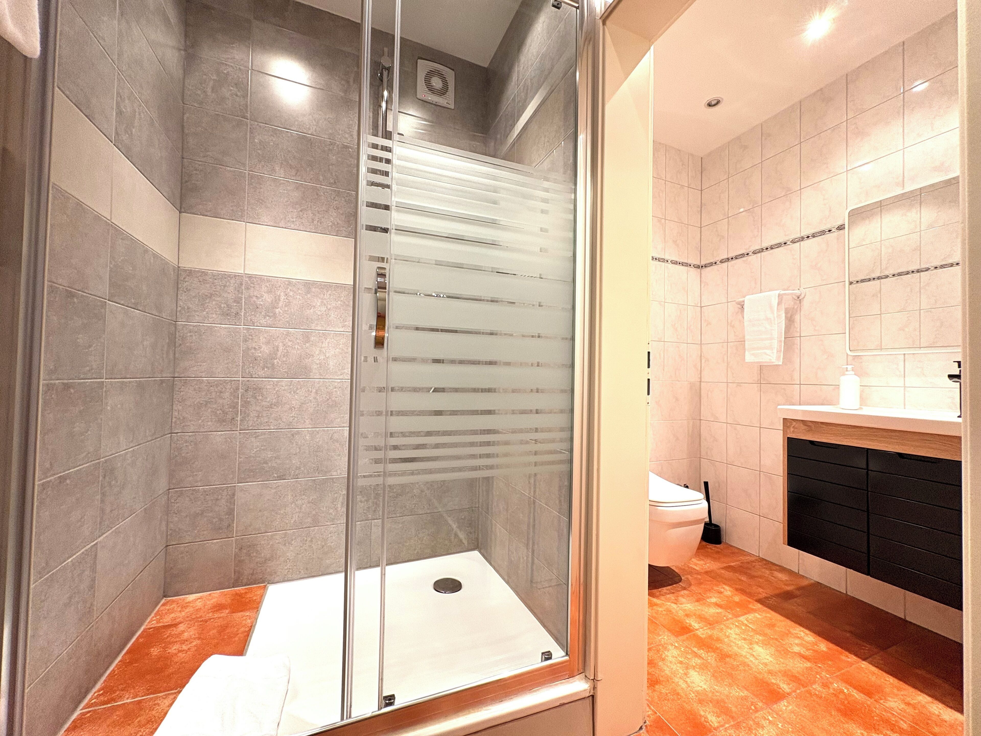 Comfort Quadruple Room, Courtyard View | Bathroom