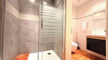 Neljän hengen comfort-huone, näköala pihalle | Kylpyhuone