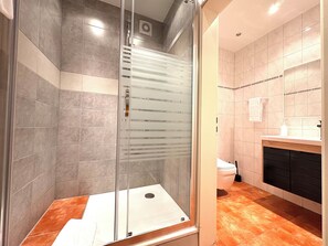 Phòng 4 tiện nghi đơn giản, quang cảnh sân vườn | Phòng tắm