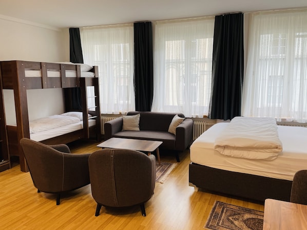Ferros/tábuas de passar roupa, Wi-Fi de cortesia, roupa de cama