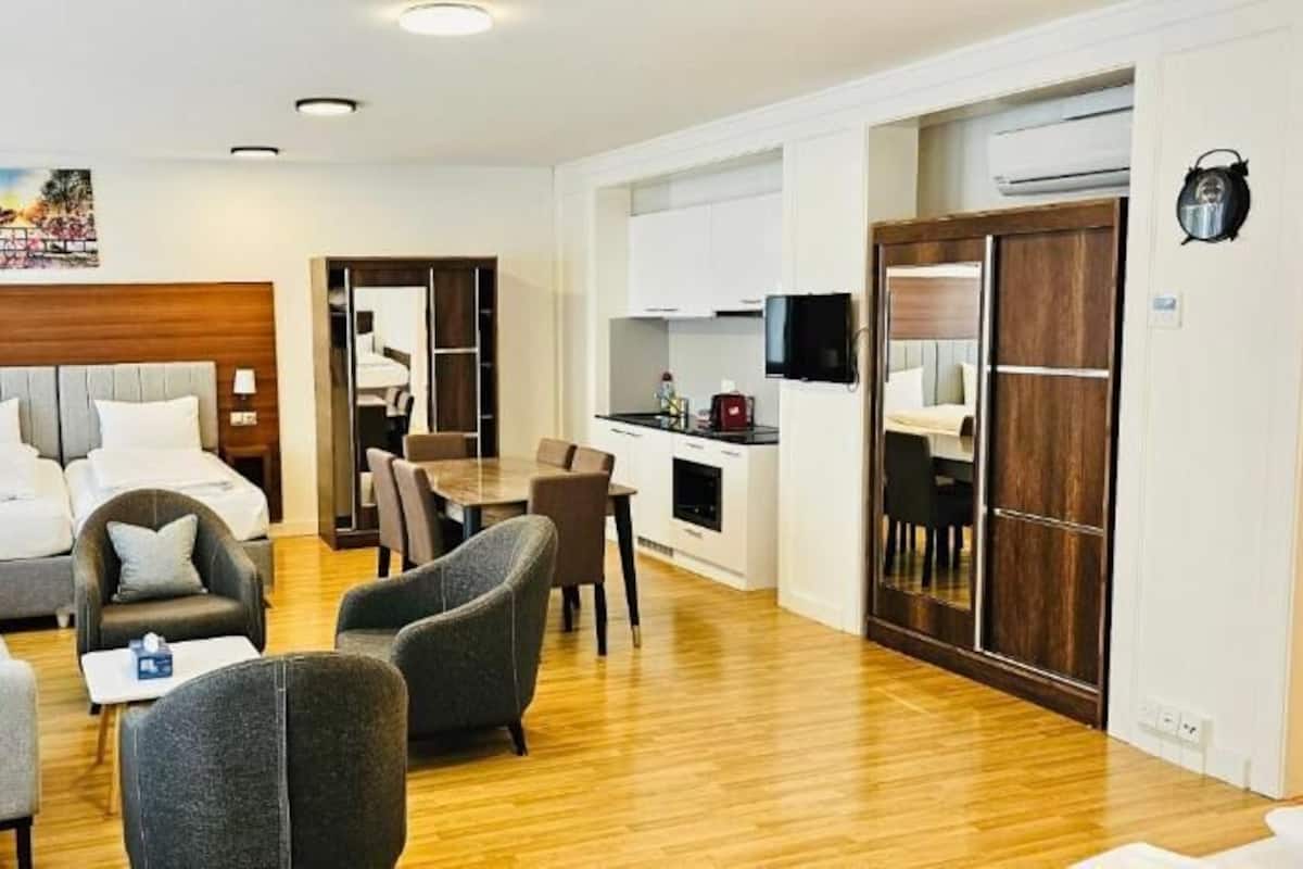 Quarto família, vista para a cidade | Ferros/tábuas de passar roupa, Wi-Fi de cortesia, roupa de cama