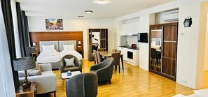 Tabla de planchar con plancha, wifi gratis y ropa de cama