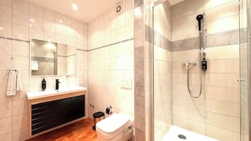 Family Room, City View | Bathroom