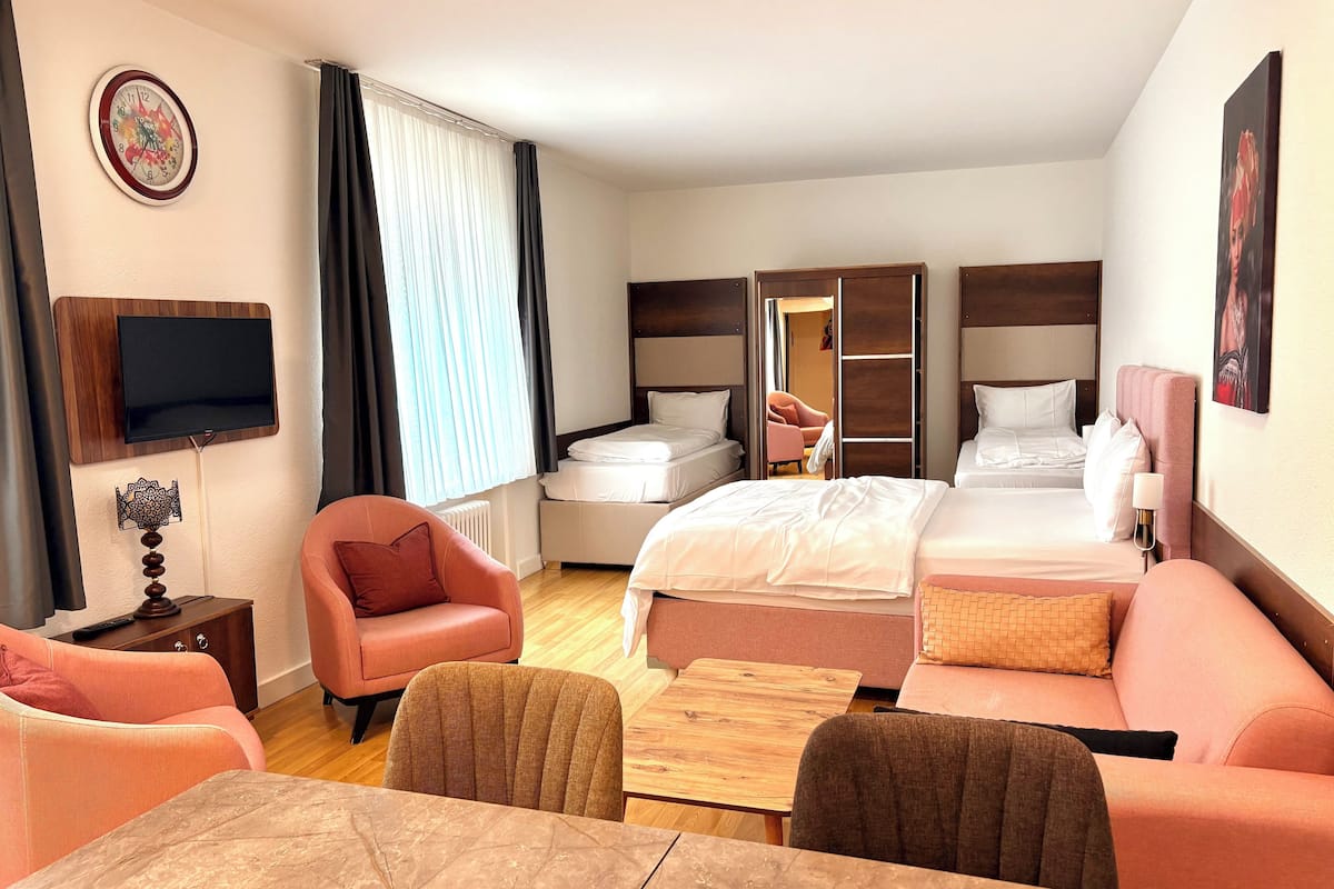 Quarto quádruplo conforto, vista para o pátio | Ferros/tábuas de passar roupa, Wi-Fi de cortesia, roupa de cama