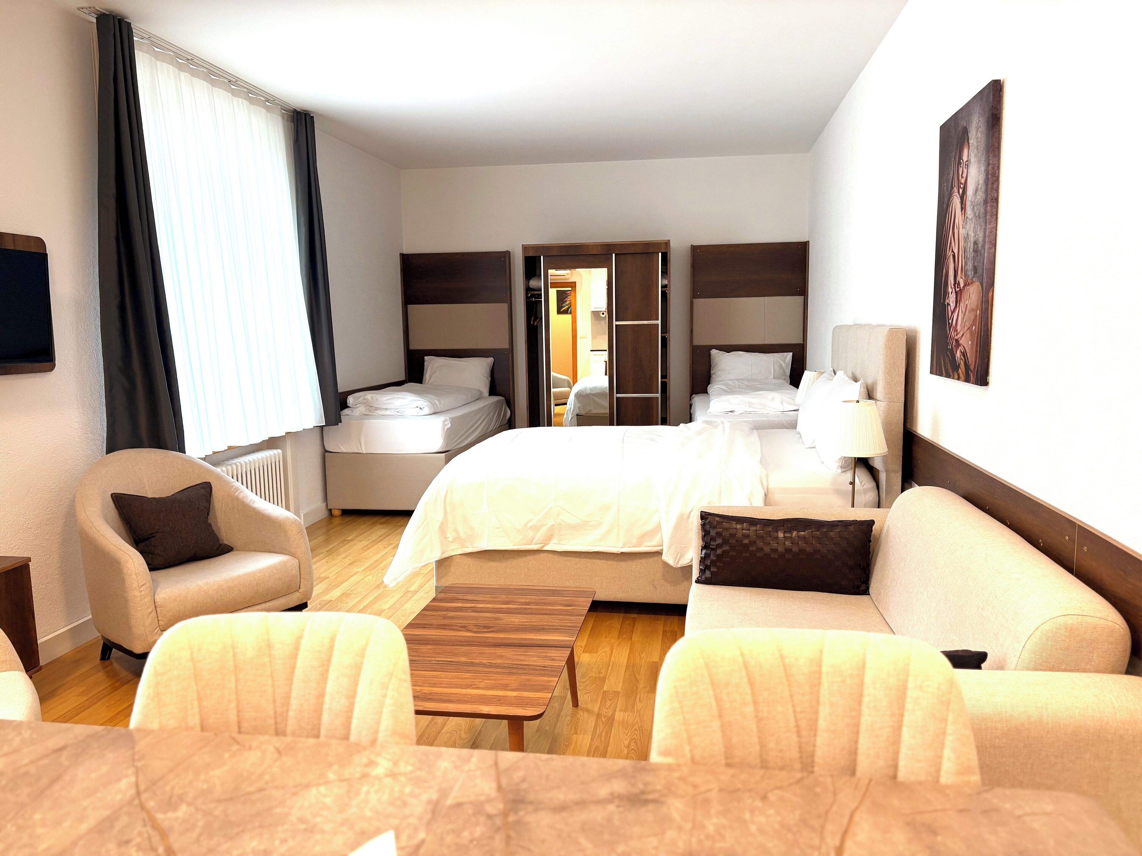 Tabla de planchar con plancha, wifi gratis y ropa de cama 