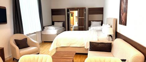 Chambre Quadruple Standard, vue cour intérieure | Fer et planche à repasser, Wi-Fi gratuit, draps fournis