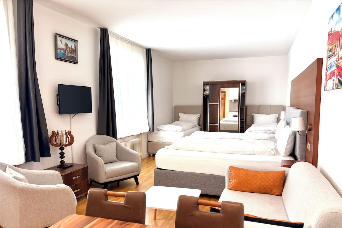 Quarto quádruplo econômico, vista para o pátio | Ferros/tábuas de passar roupa, Wi-Fi de cortesia, roupa de cama