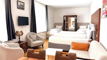 Habitación cuádruple económica, vista al patio | Tabla de planchar con plancha, wifi gratis y ropa de cama