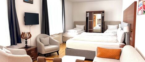 Economy-Vierbettzimmer, Blick auf den Innenhof | Bügeleisen/Bügelbrett, kostenloses WLAN, Bettwäsche