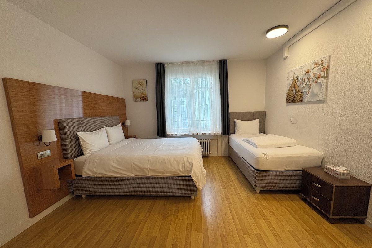 Quarto triplo, vista para o pátio | Ferros/tábuas de passar roupa, Wi-Fi de cortesia, roupa de cama