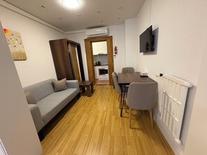 Phòng 3, quang cảnh sân vườn | Khu phòng khách | TV 