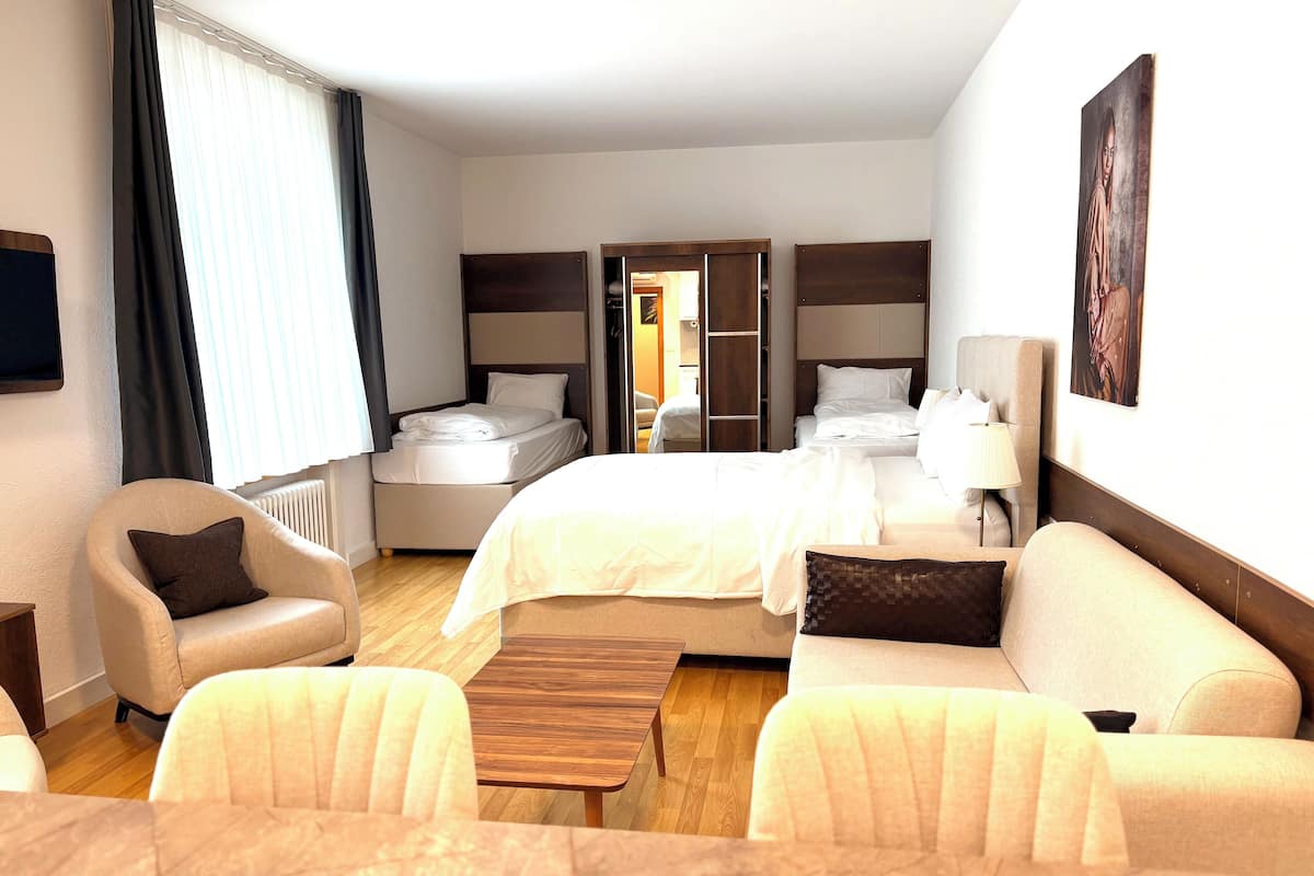 Quarto quádruplo standard, vista para o pátio | Ferros/tábuas de passar roupa, Wi-Fi de cortesia, roupa de cama