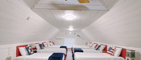 4 habitaciones, tabla de planchar con plancha y cuna de viaje