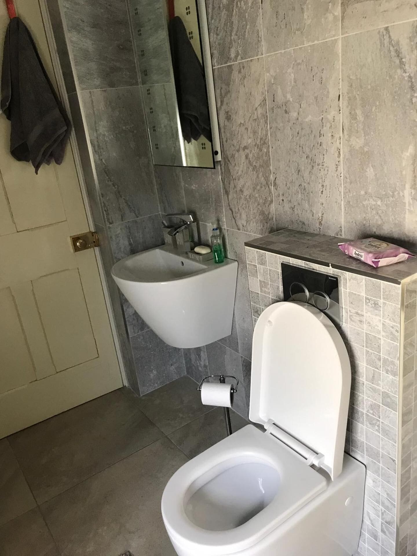 Shower, towels, shampoo