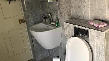 Shower, towels, shampoo