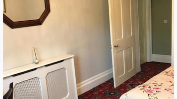 1 slaapkamer, een strijkplank/strijkijzer, reisbedje, gratis wifi