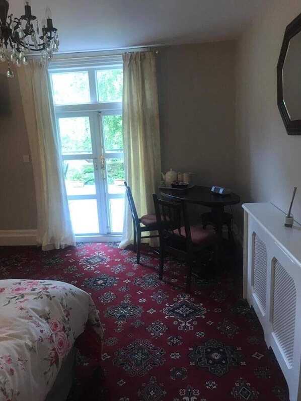 1 chambre, fer et planche à repasser, lit de bébé portatif
