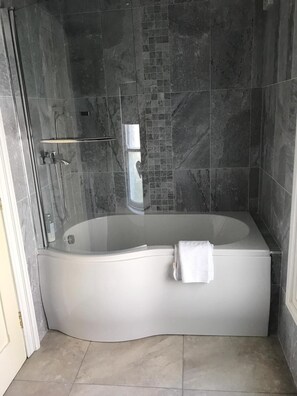 Shower, towels, shampoo - Beautiful Garden Double Room With Private Access (Newry)
