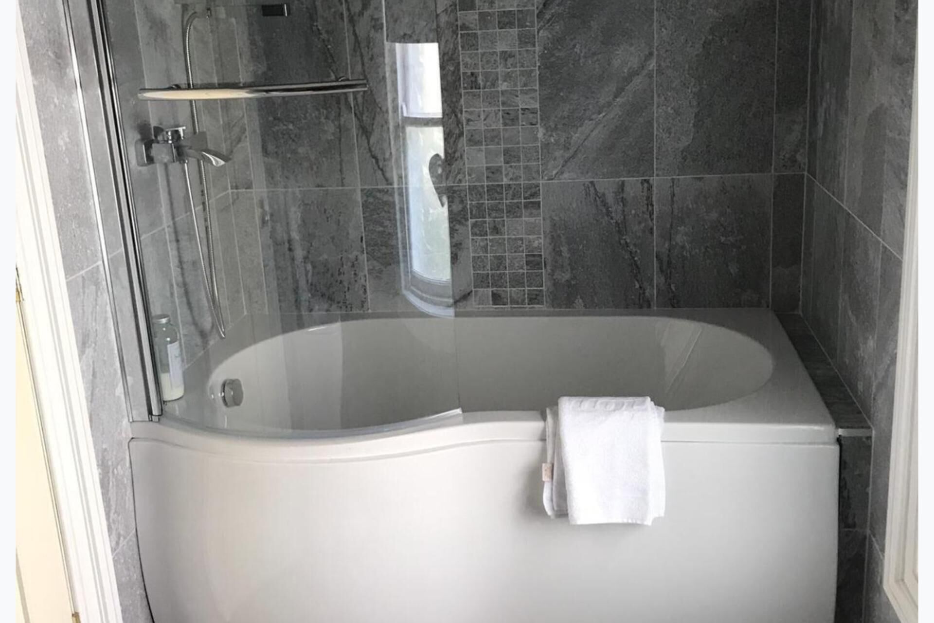 Een douche, handdoeken, shampoo