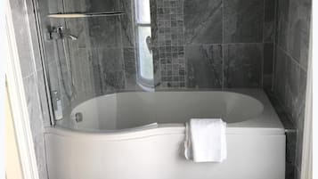 Een douche, handdoeken, shampoo