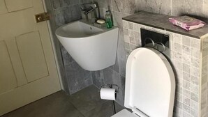 Shower, towels, shampoo - Beautiful Garden Double Room With Private Access (Newry)