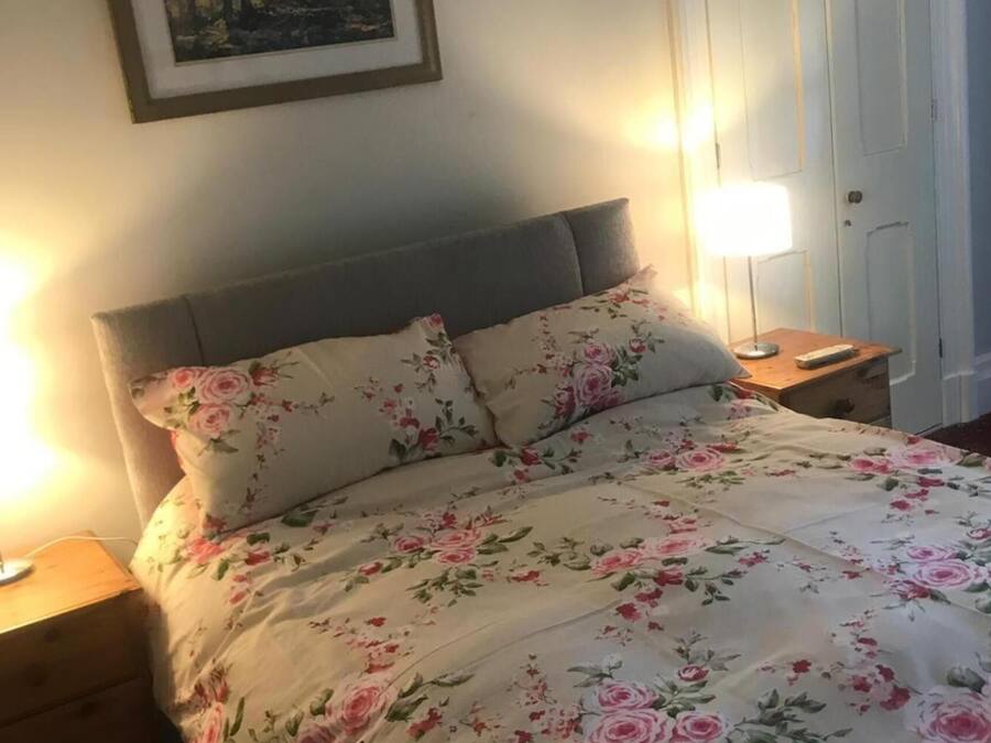 1 slaapkamer, een strijkplank/strijkijzer, reisbedje, gratis wifi
