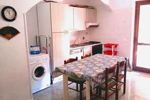 Frigorifero, piano cottura, pentole/stoviglie/utensili