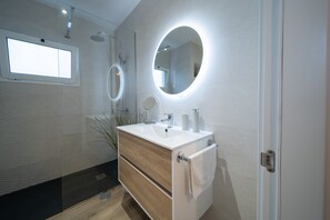 Dusche, Haartrockner, Handtücher, Seife