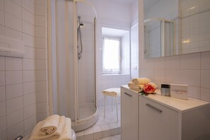 Bañera con ducha, secador de pelo, bidet, toallas