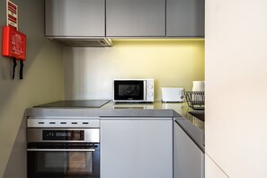Réfrigérateur, four à micro-ondes, un four, surface de cuisson